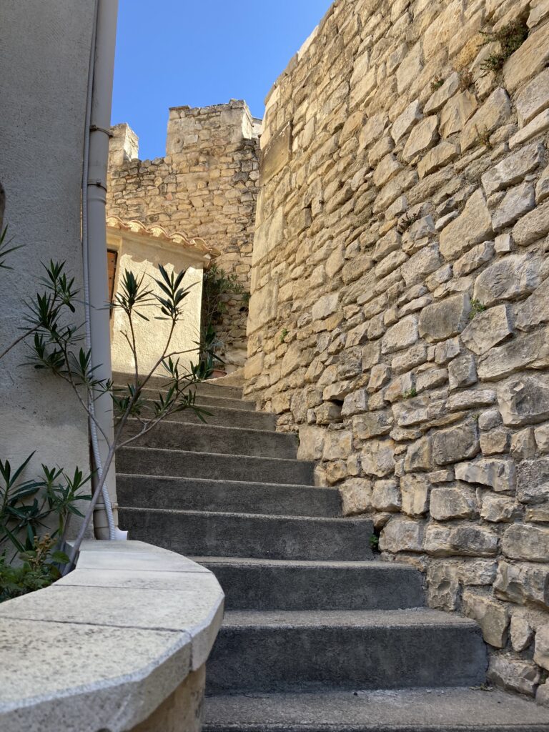 L'escalier qui longe la maison amène à un joli point de vue