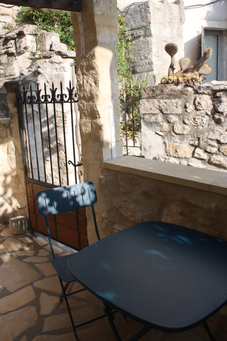 Une table deux chaises idéales pour le petit déjeuner