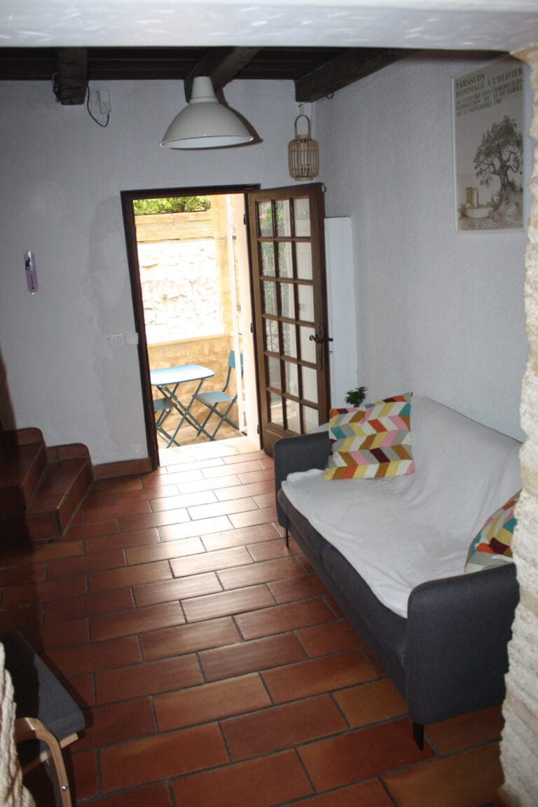 Un canapé , un fauteuil vous invitent au farniente.