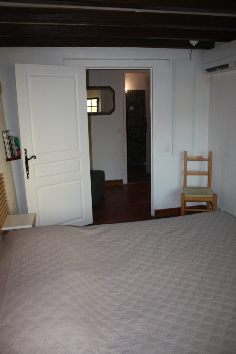 en sortant de la chambre